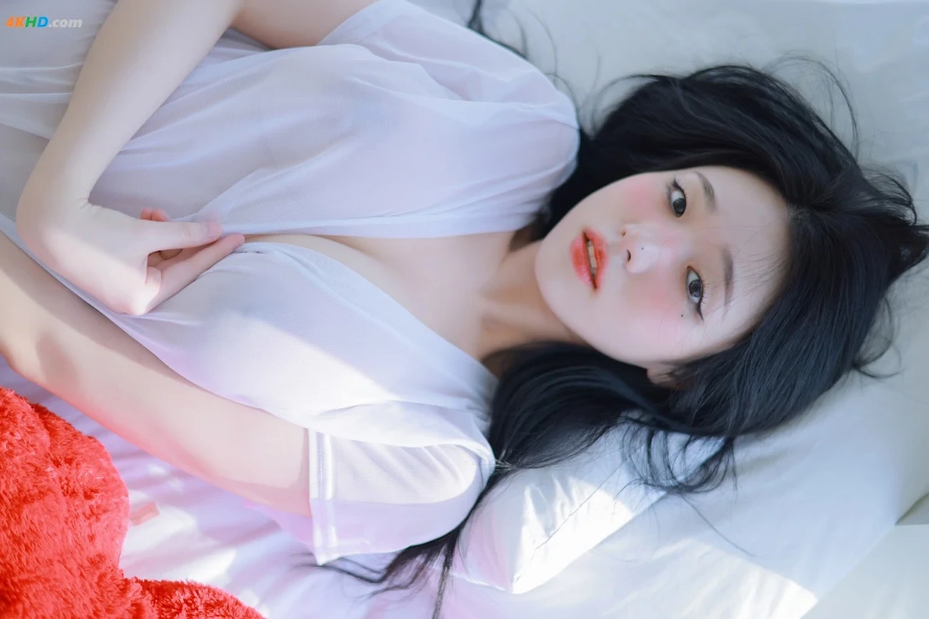 Yeonwoo - Naked — photo 26