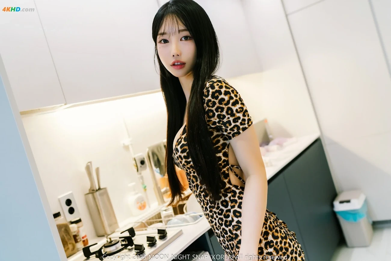 Moon Night Snap - Yunjin - Yunjin Peeking — photo 2
