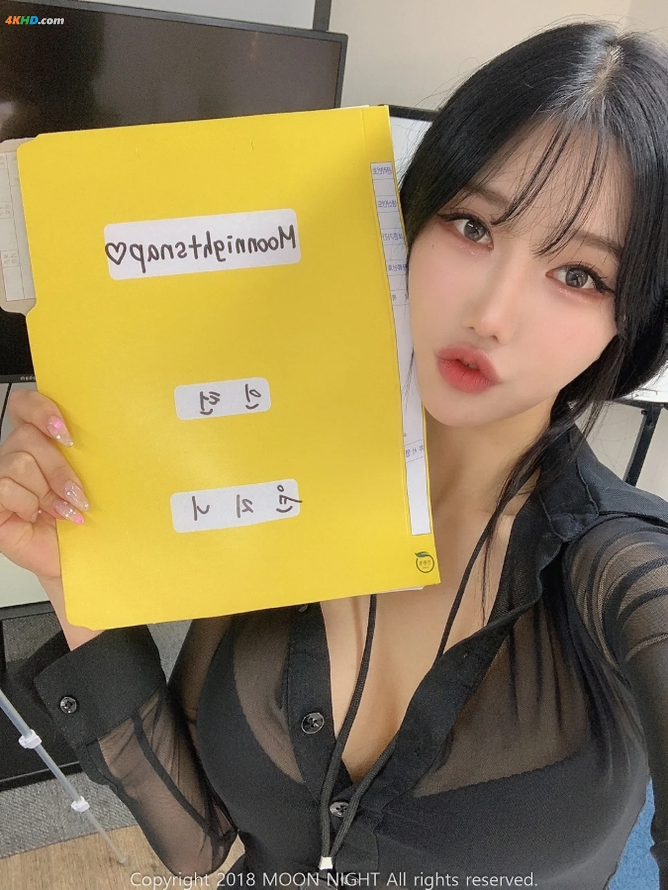 Moon Night Snap - Yunjin - In the office — photo 2