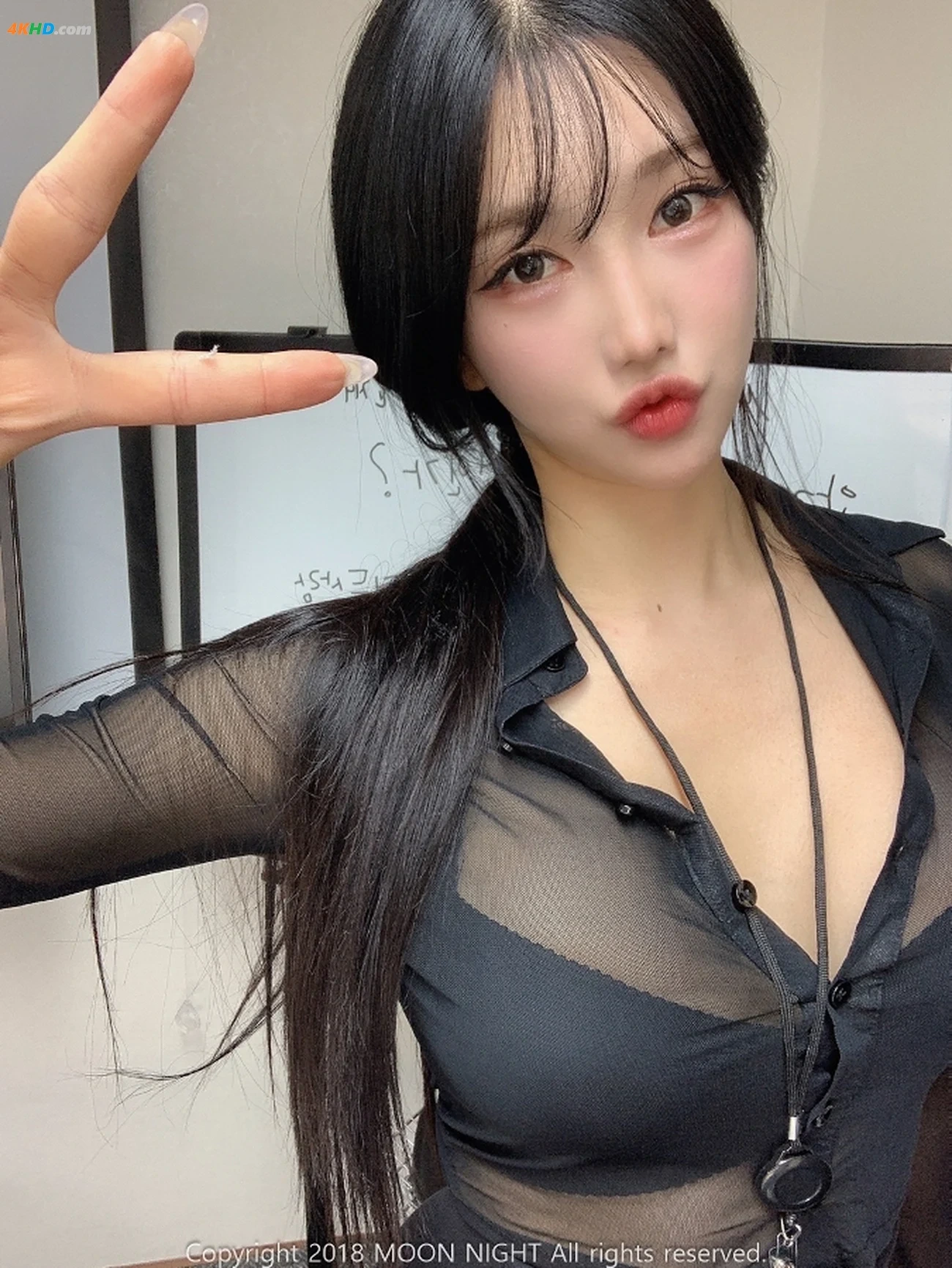 Moon Night Snap - Yunjin - In the office — photo 14