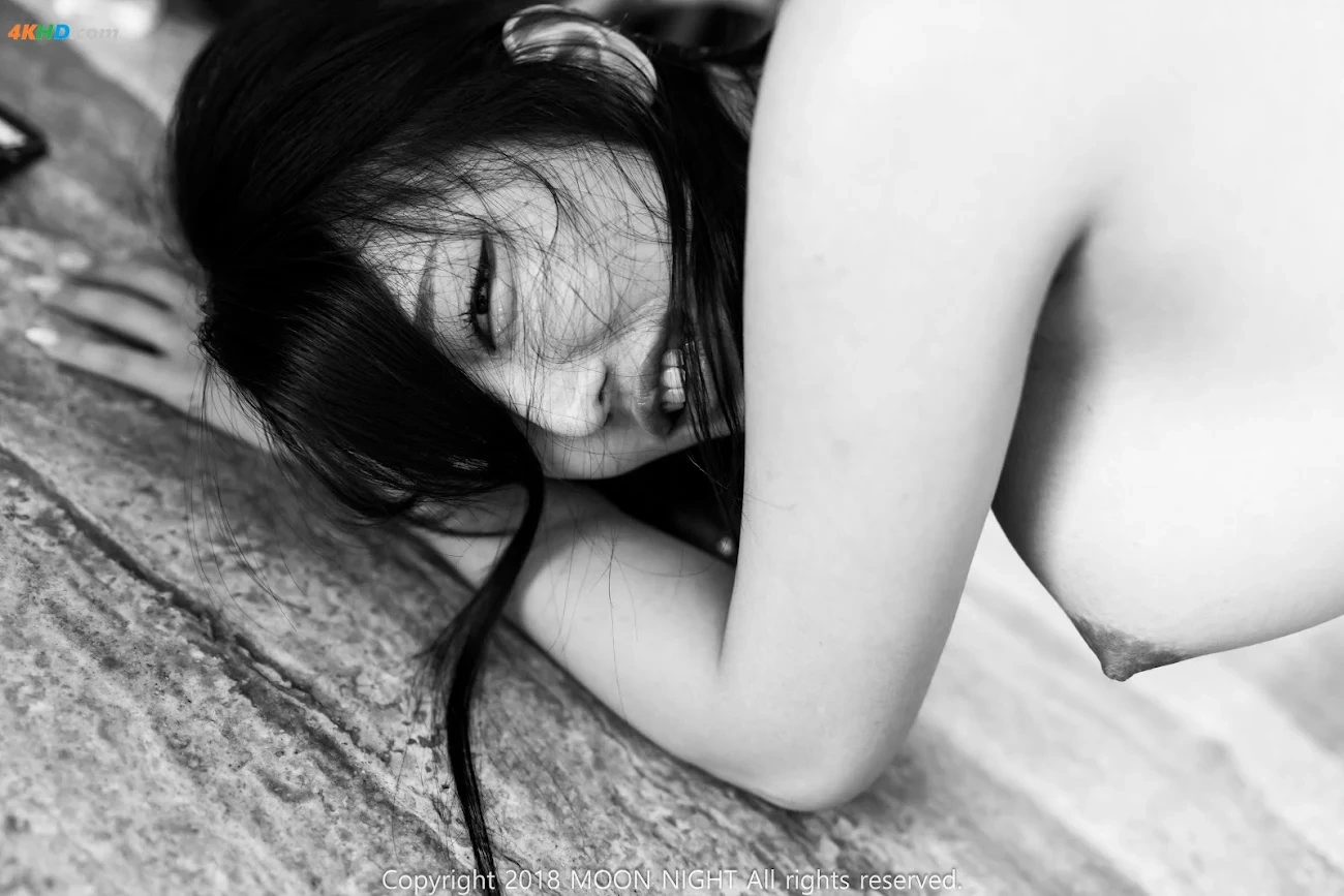 Moon Night Snap - Yunjin Honey Peach Hocance' Digital photobook (ver.set) — photo 26