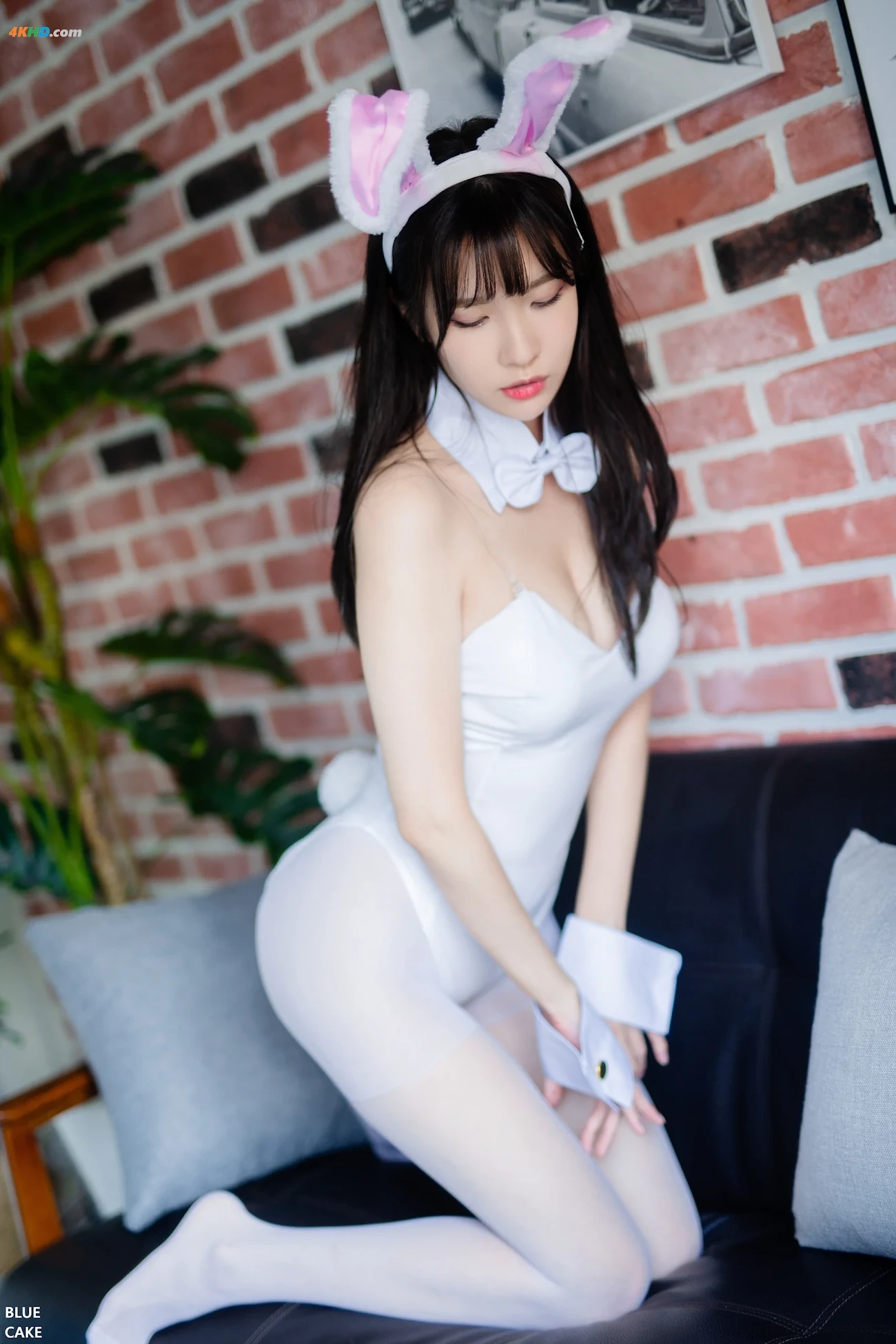Ahrin - White & Black Bunny — photo 6