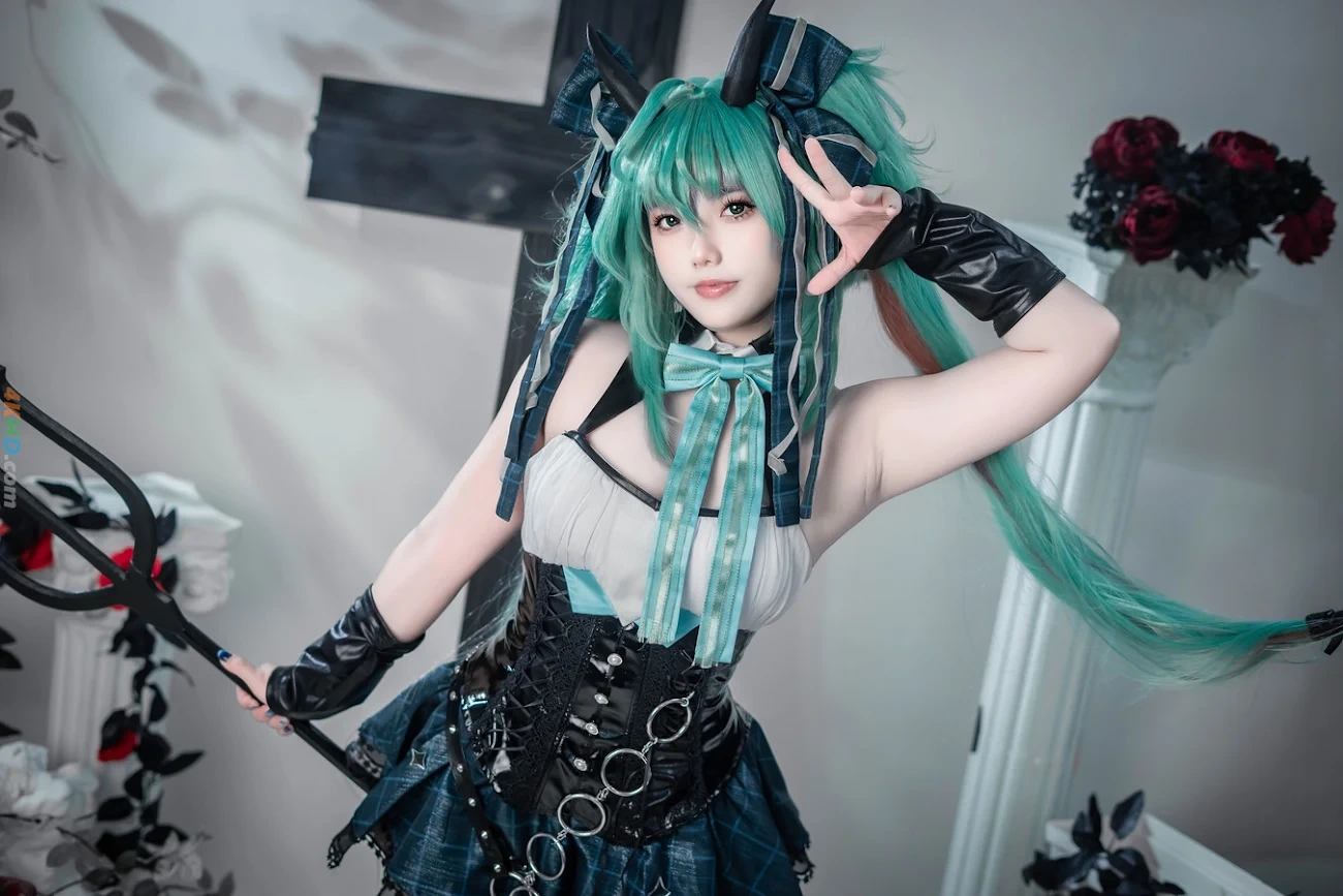 Messie Huang Miku Halloween — photo 5