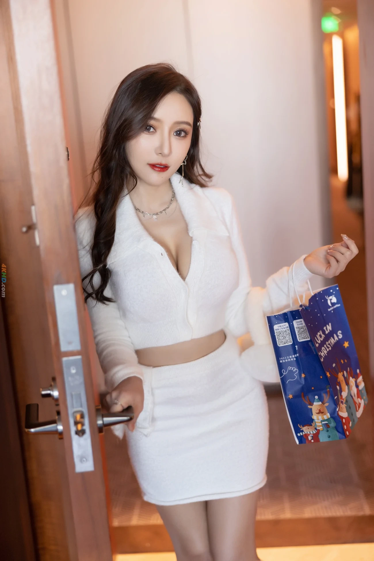 [NeiGouWuShuiYin] WangXinYaoYanni - BaiSeTaoZhuangShengDanNuLang — photo 3
