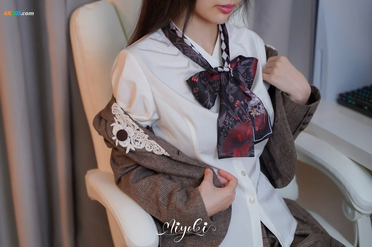 MisakiSuzuki MeiRenNuJiaoShiXiangHeWoTanLianAi?PianRenDeBa!(DiErHua) — photo 1