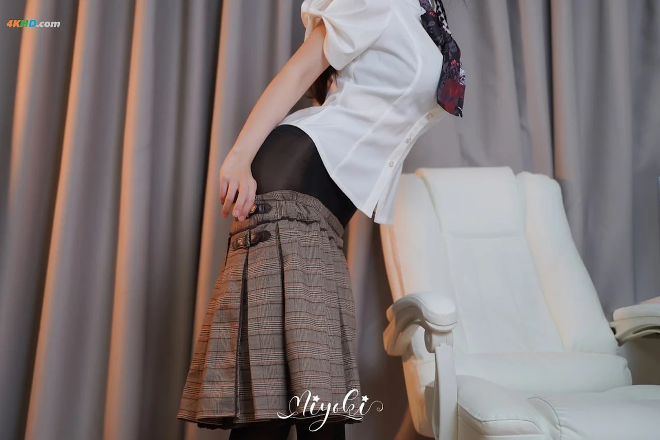 MisakiSuzuki MeiRenNuJiaoShiXiangHeWoTanLianAi?PianRenDeBa!(DiErHua) — photo 22