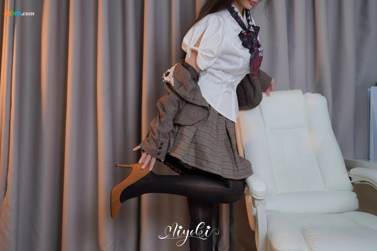 MisakiSuzuki MeiRenNuJiaoShiXiangHeWoTanLianAi?PianRenDeBa!(DiErHua) — photo 31